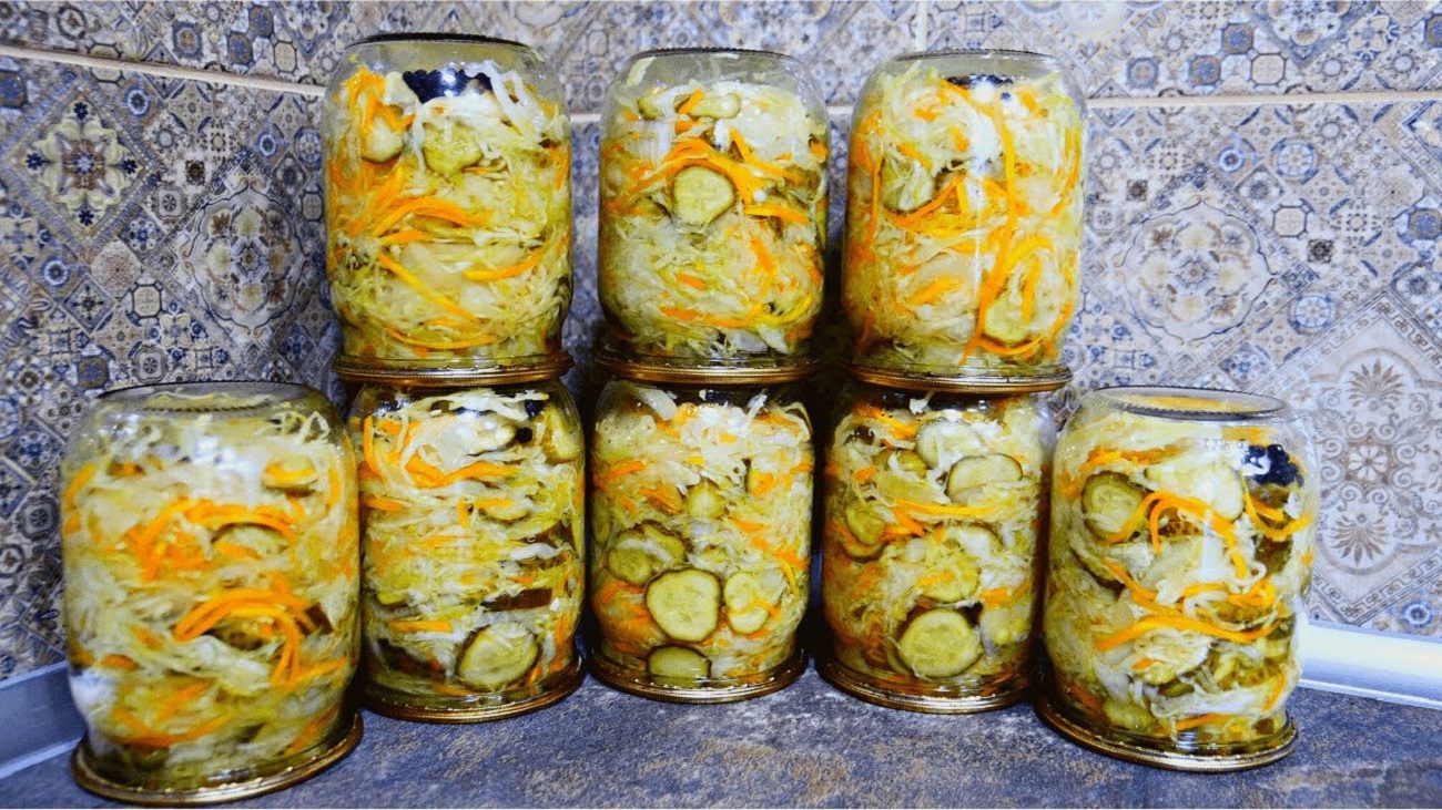 Рецепт свіжого і хрумкого салату з капусти і огірків на зиму