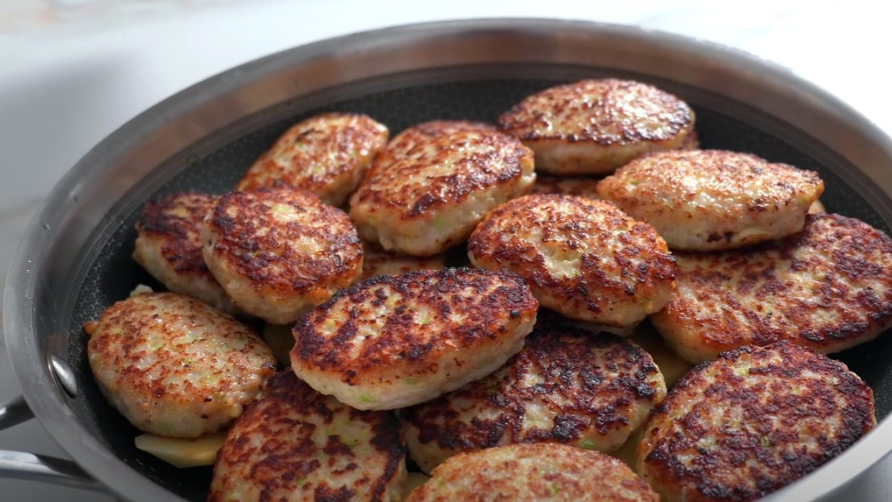 Кулінари пояснили, як приготувати котлети без хліба та без смаження в олії 