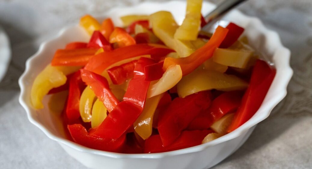 Нарізала, потушкувала і в банки: 4 кроки, і маємо супер салат – смачний перець їмо всю зиму 