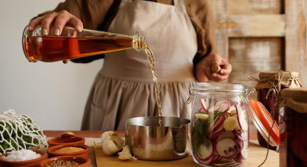 Не лимонна кислота і не цукор: 1 інгредієнт, який робить овочеву консервацію – бездоганною 