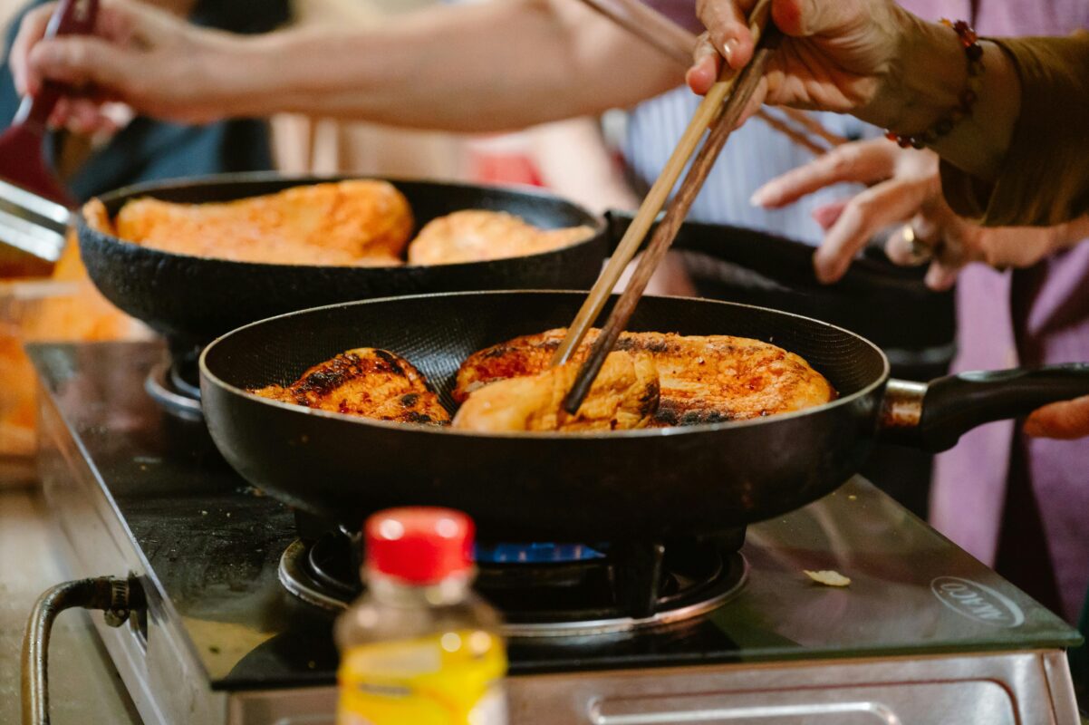 Кулінари пояснили, як в Одесі готують найулюбленішу страву Бички в томаті