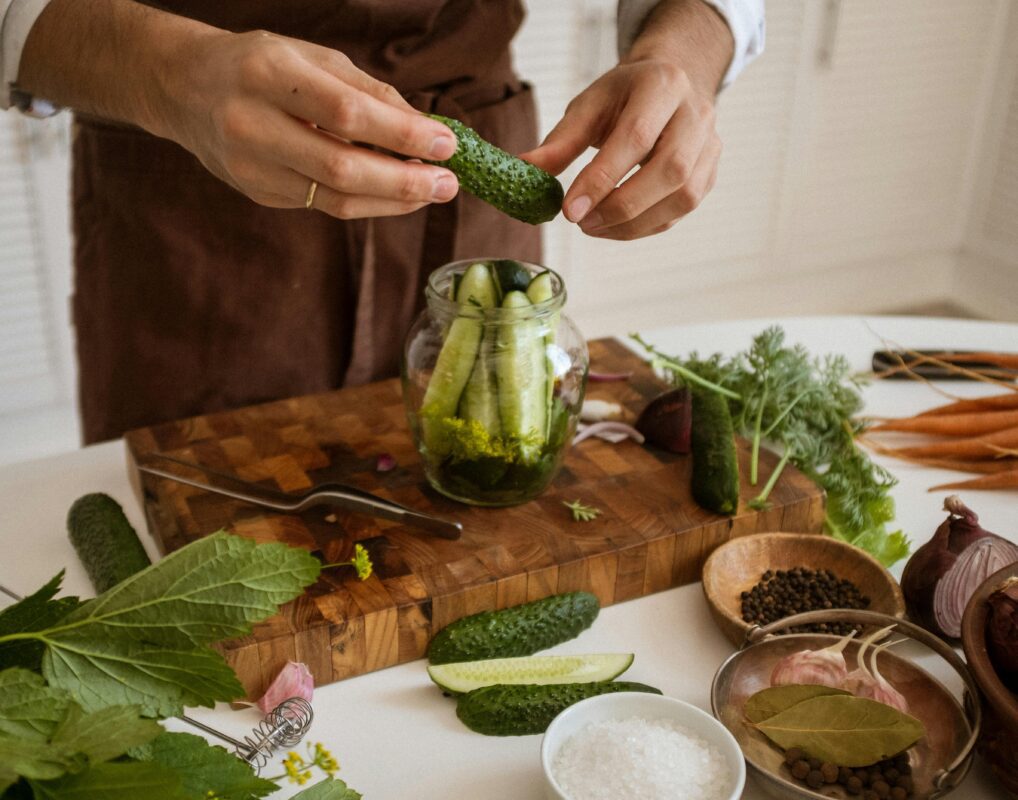 Кулінари пояснили, чому з консервації в коморі можуть злетіти всі кришки