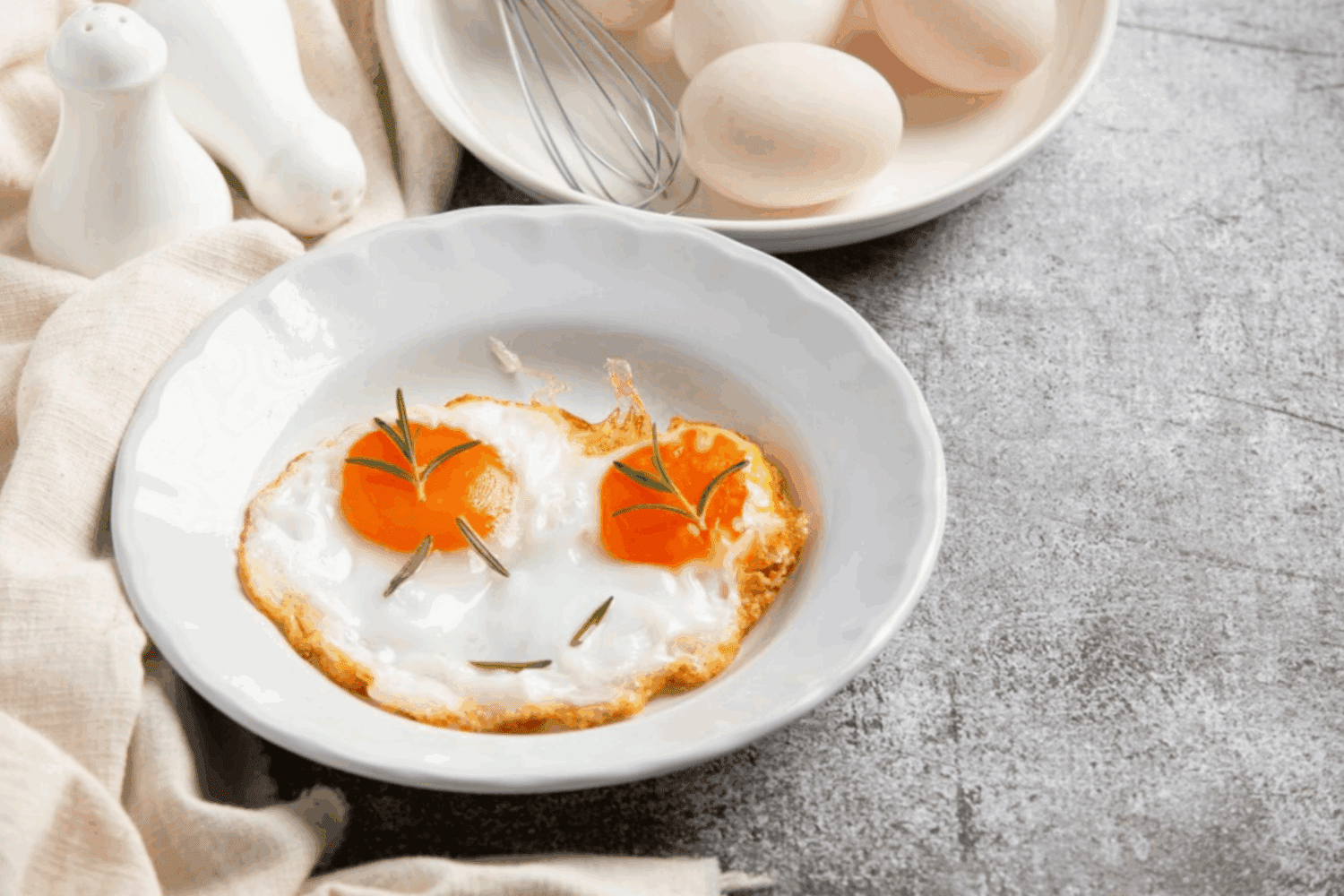 Експерти розповіли, чому корисно їсти на сніданок саме яєчню – відповідь здивує