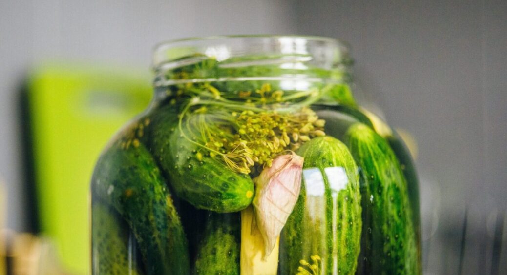1 рецепт від бабусі-одеситки, що живе на Молдованці: там огірки роками закривають тільки так 