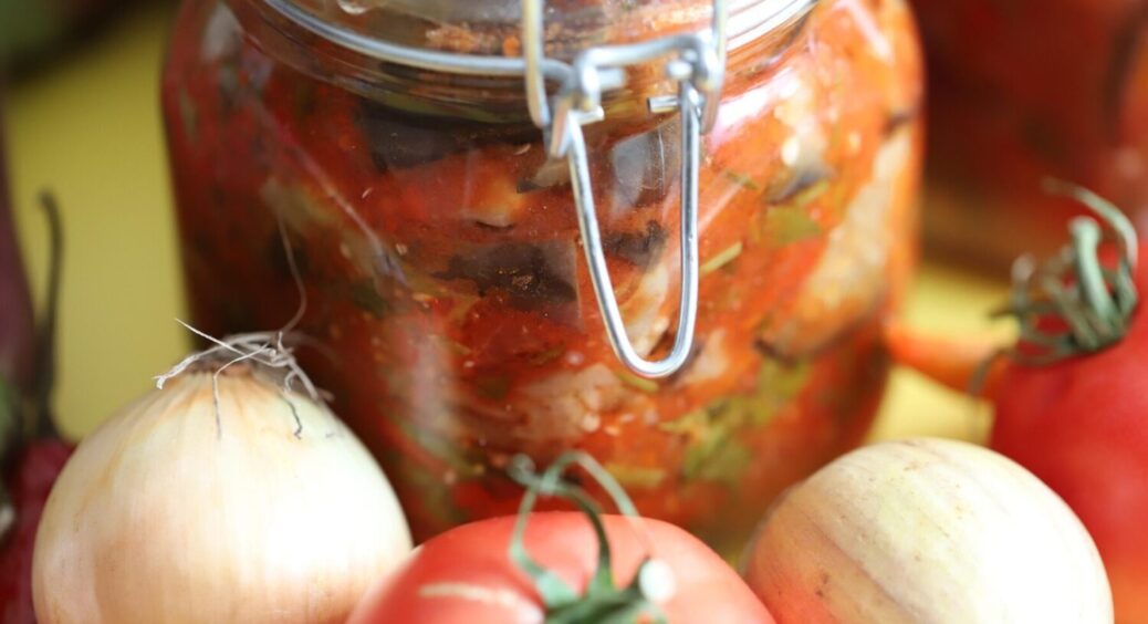 Рецепт на 1-літрові банки. Салатна заправка на зиму-2026: 5 овочів і жодної стерилізації 