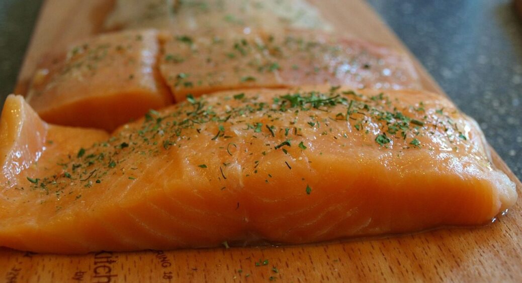 Як замаринувати рибу за 15 хвилин без холодильника – ніжна та ароматна на святковий стіл 