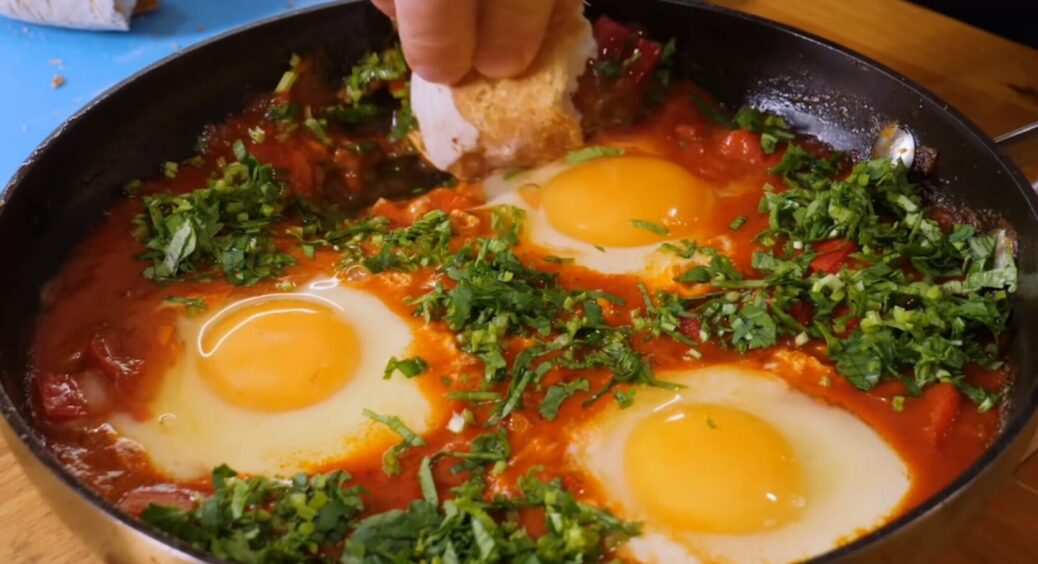 Ми їх для користі, а вони лише шкодять: я ніколи не додаю до яєчні ці 2 інгредієнти 