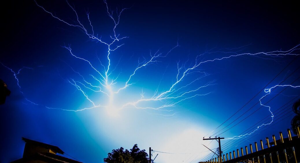 Як захистити дім від блискавки: 4 прості поради, які стануть у нагоді кожному господарю 