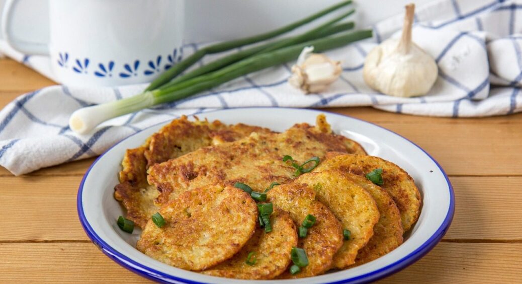 Ажурні, з пухирцями, тануть у роті: картопля, яйце і ні грама борошна — маю справжні деруни 