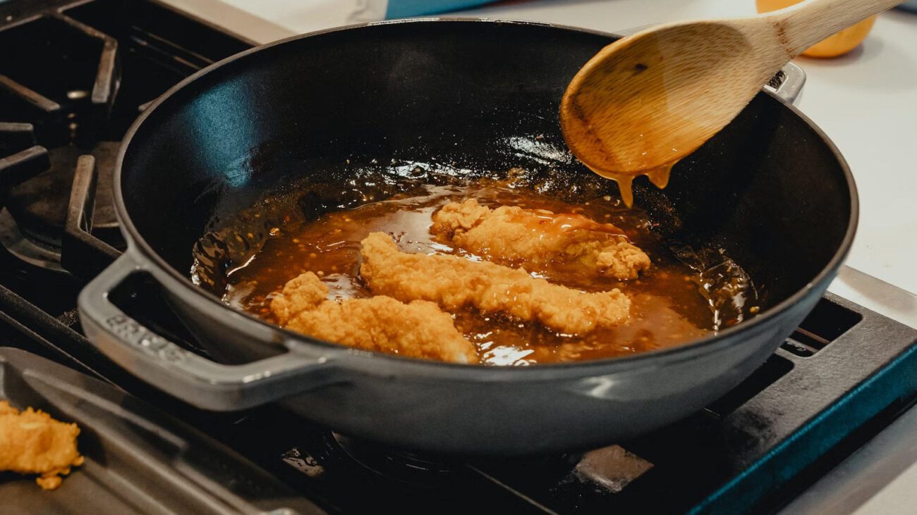 Кухарі назвали 3 продукти, які можна використовувати замість олії для смаження