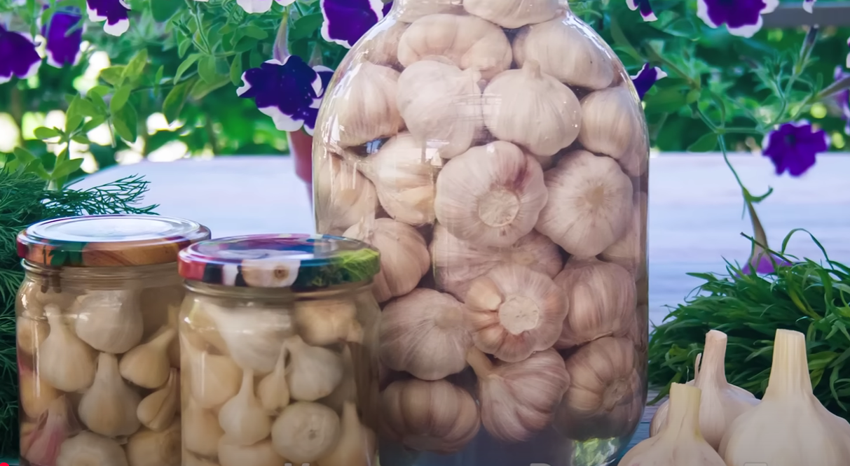 Кулінарка дала 2 рецепти закуски з часнику