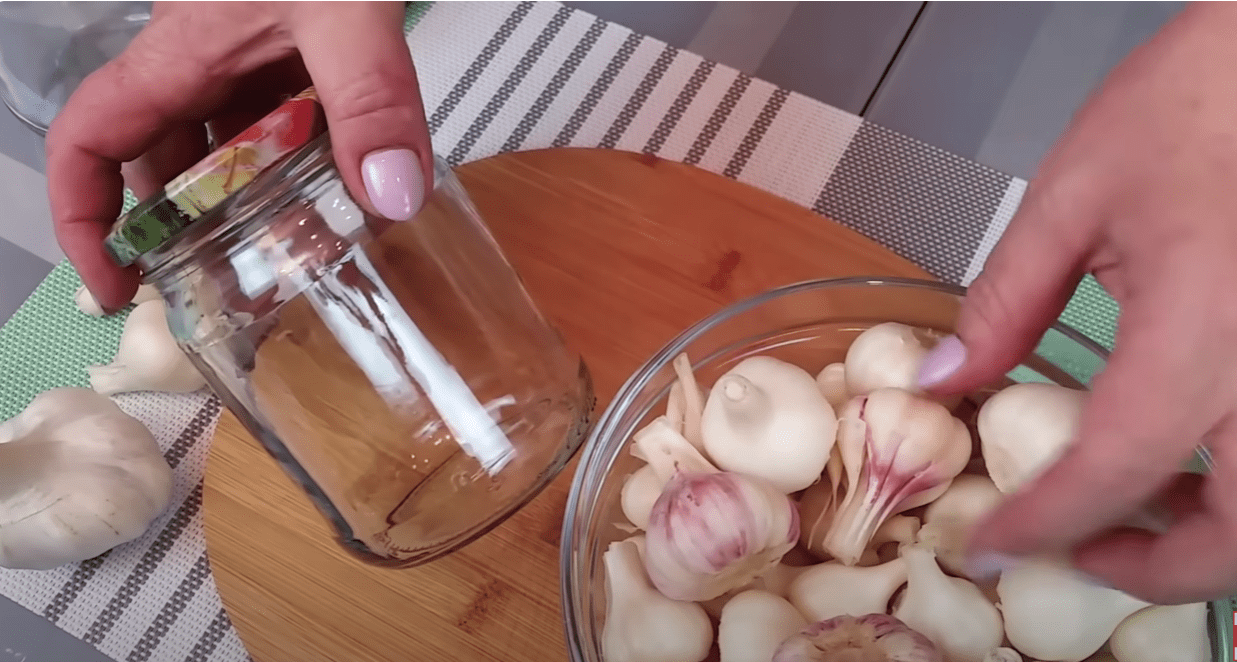 Кулінарка дала 2 рецепти закуски з часнику Кулінарка дала 2 рецепти закуски з часнику