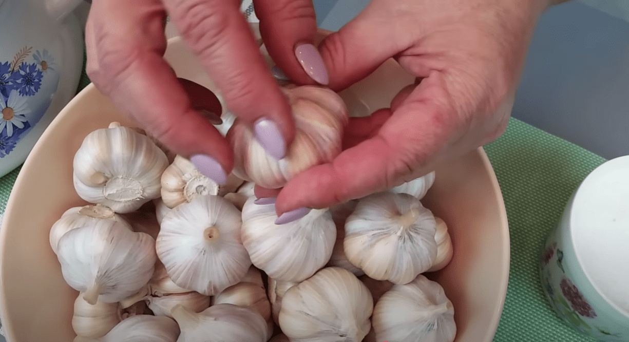 Кулінарка дала 2 рецепти закуски з часнику