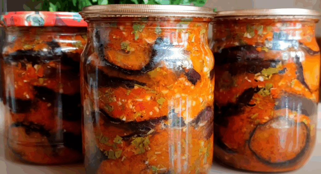 Нарізала, потушкувала і в банки: 2 кроки, і маємо супер салат – смачні баклажани їмо всю зиму 