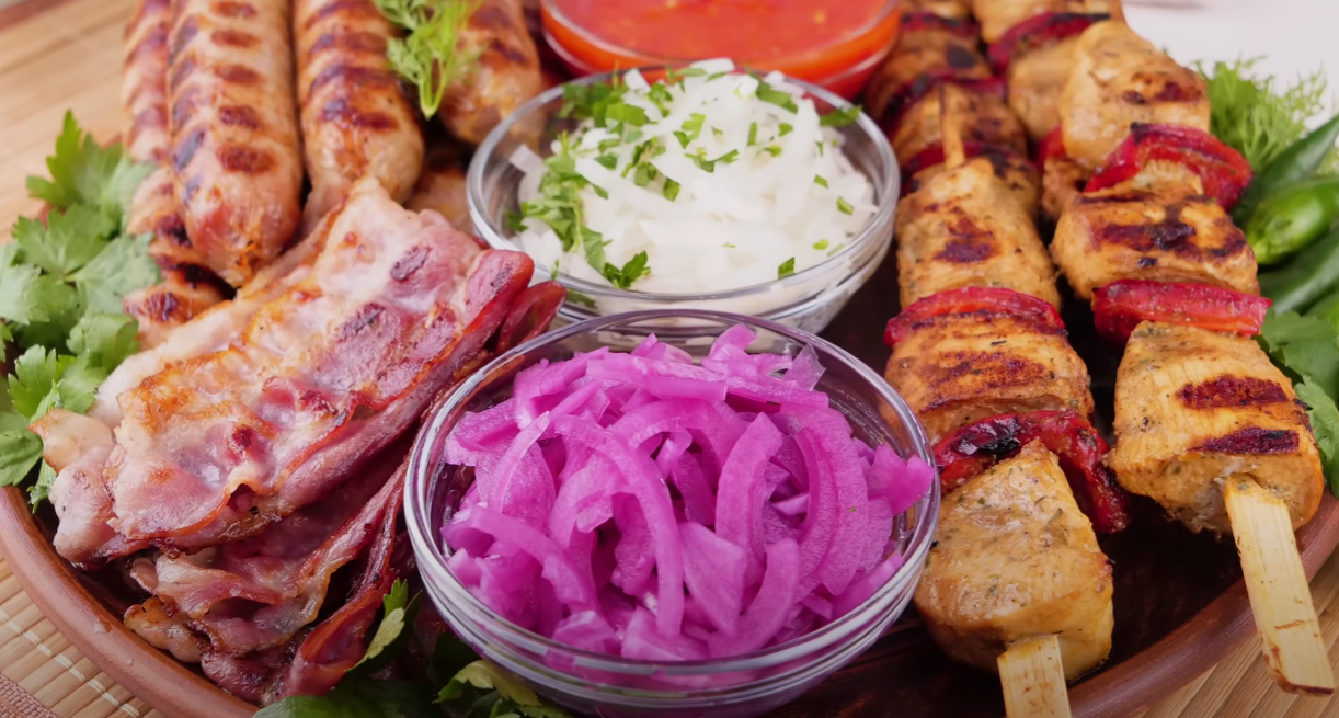 Кулінарка дала рецепт маринованої цибулі до всіх страв з м'яса, оселедця та салатів