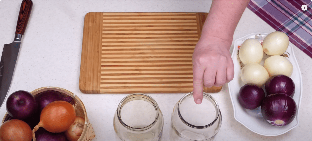 Кулінарка дала рецепт маринованої цибулі до всіх страв з м'яса, оселедця та салатів