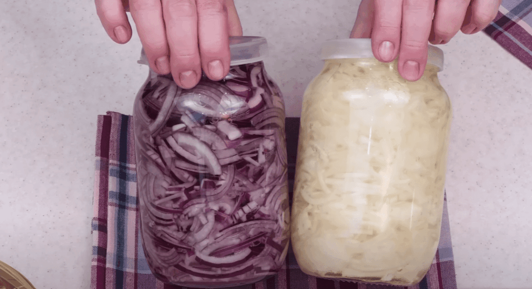 Маринована цибуля на зиму 2026: хрумка кисло-солодка закуска без жодної стерилізації 