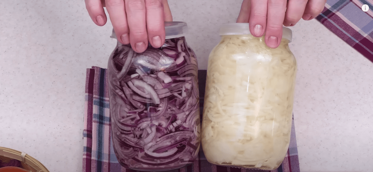 Кулінарка дала рецепт маринованої цибулі до всіх страв з м'яса, оселедця та салатів