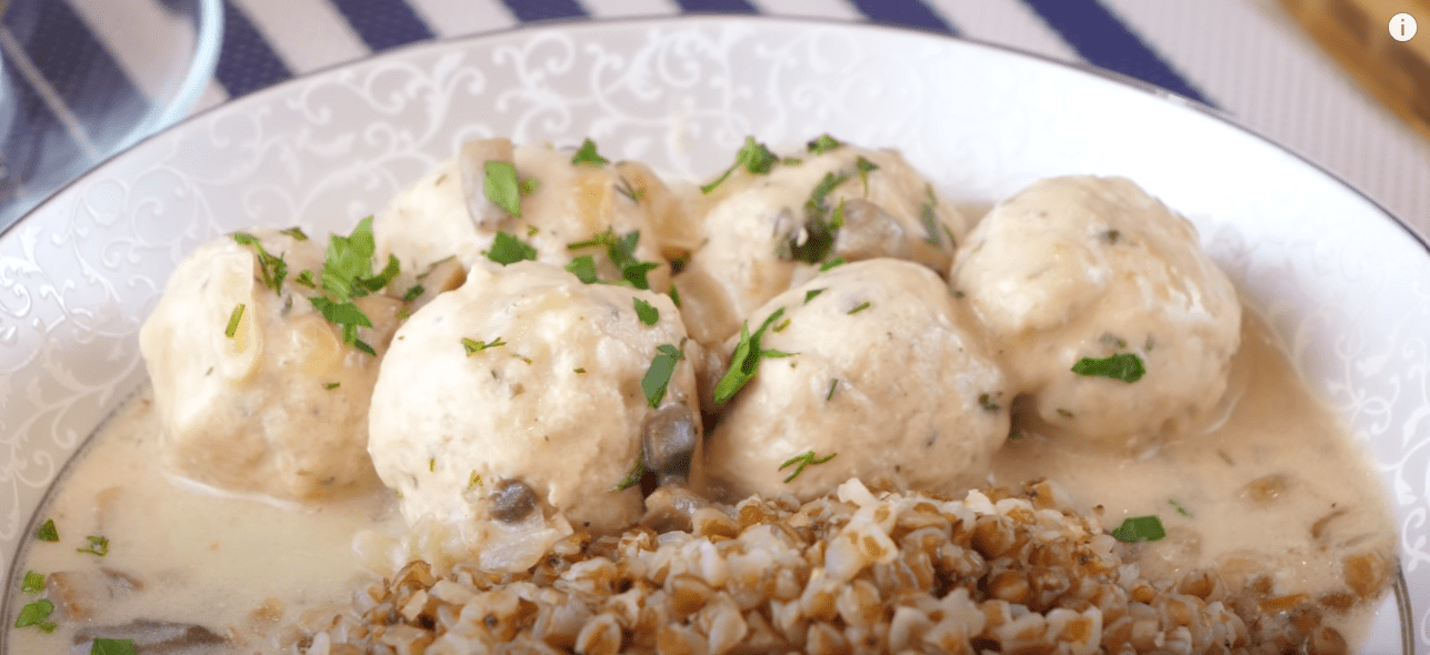 Кулінарка розповіла, як приготувати смачну страву з 1 філе та жменьки печериць