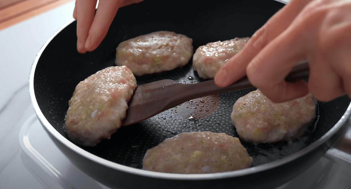 Кулінарка розповіла, як зробити котлети з курячого фаршу мега соковитими