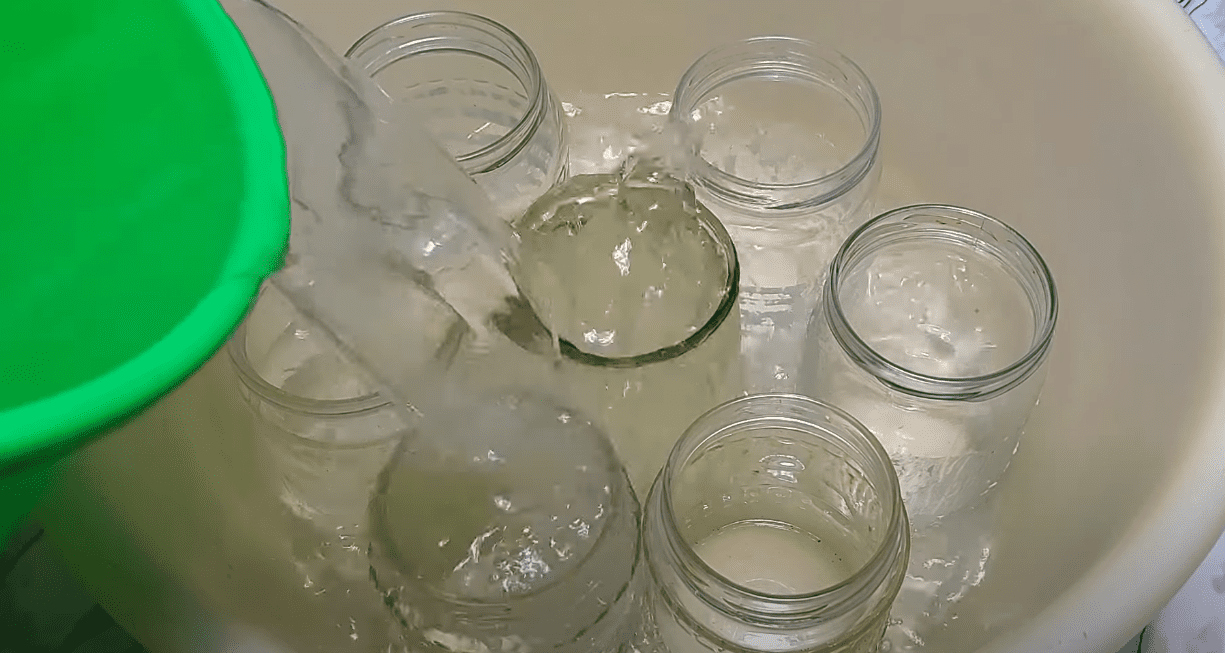 Господині розповіли, як легко і швидко відмити наклейки та клей на скляній банці