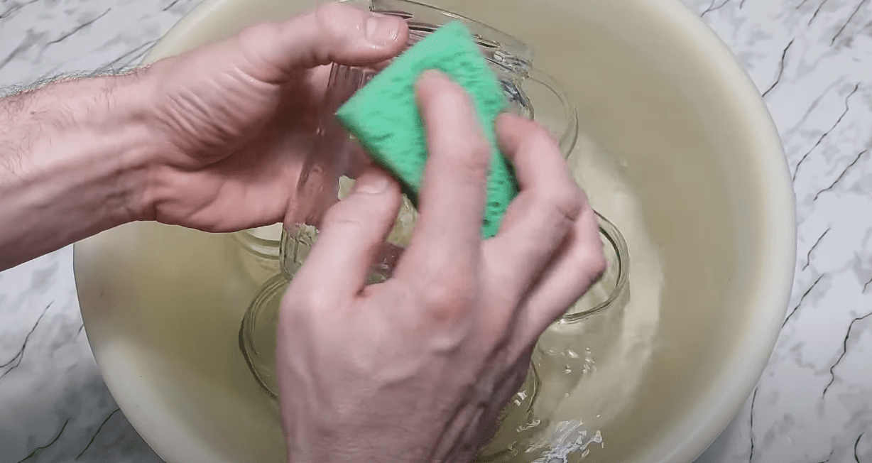 Господині розповіли, як легко і швидко відмити наклейки та клей на скляній банці Господині розповіли, як легко і швидко відмити наклейки та клей на скляній банці