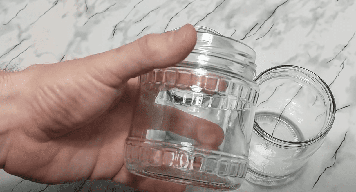 Господині розповіли, як легко і швидко відмити наклейки та клей на скляній банці