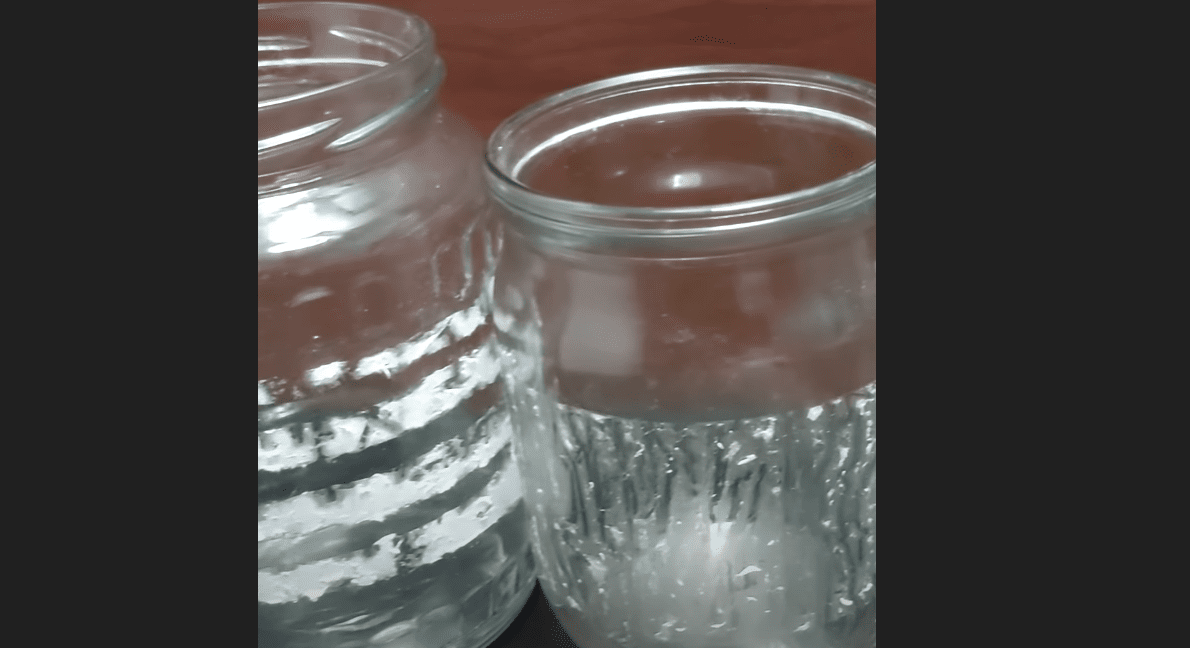 Господині розповіли, як легко і швидко відмити наклейки та клей на скляній банці