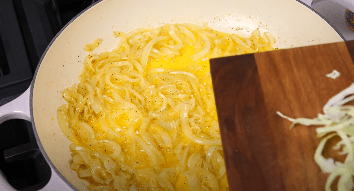 Кулінарка розповіла новий рецепт з капустою та макаронами