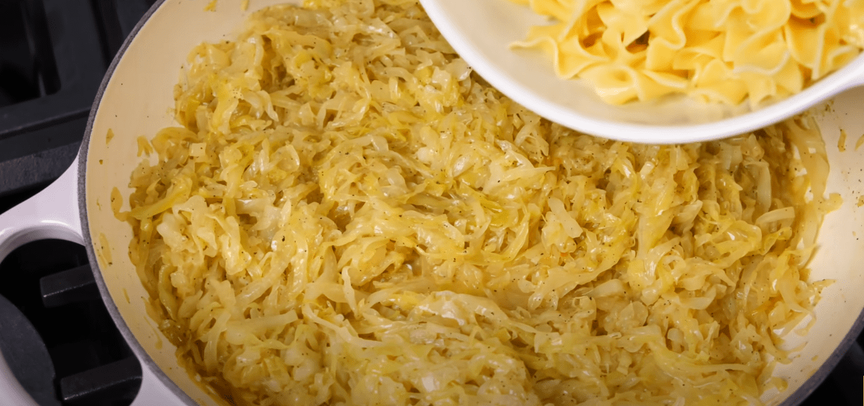 Кулінарка розповіла новий рецепт з капустою та макаронами