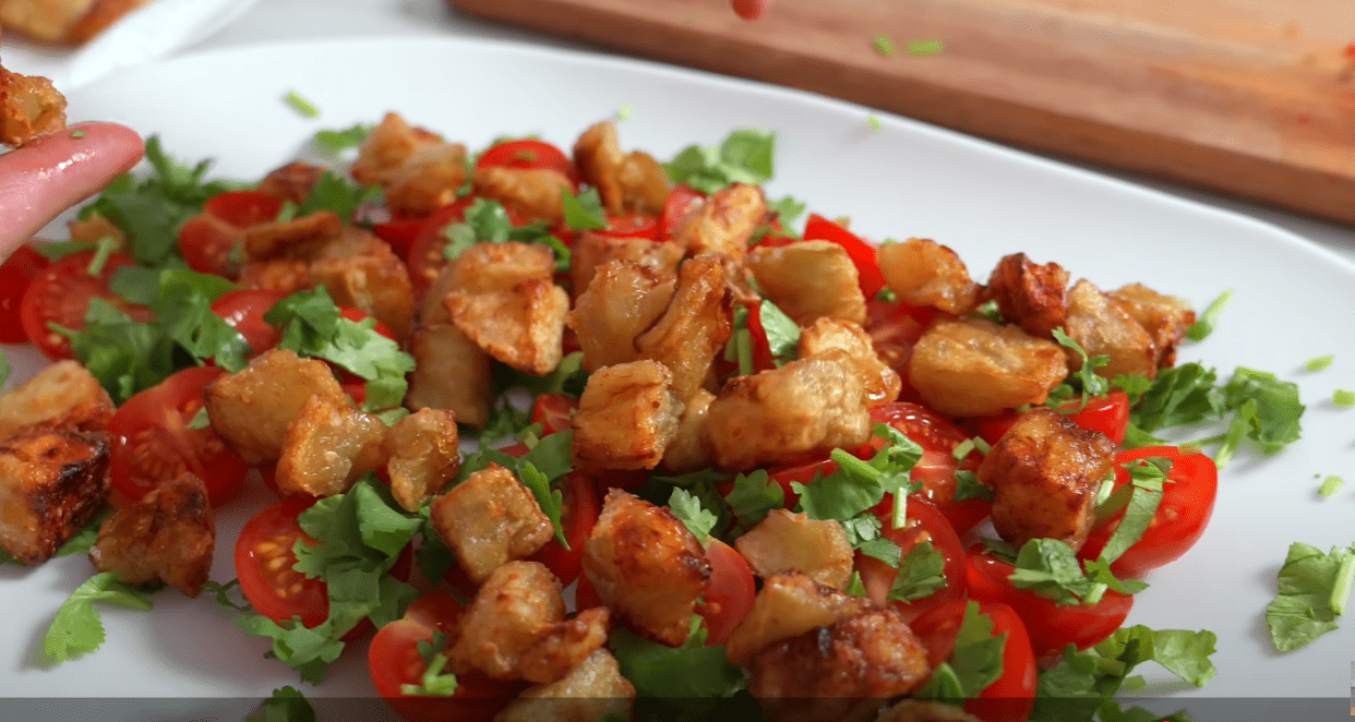 Кулінарка розповіла незвичайний рецепт салату з хрусткими баклажанами