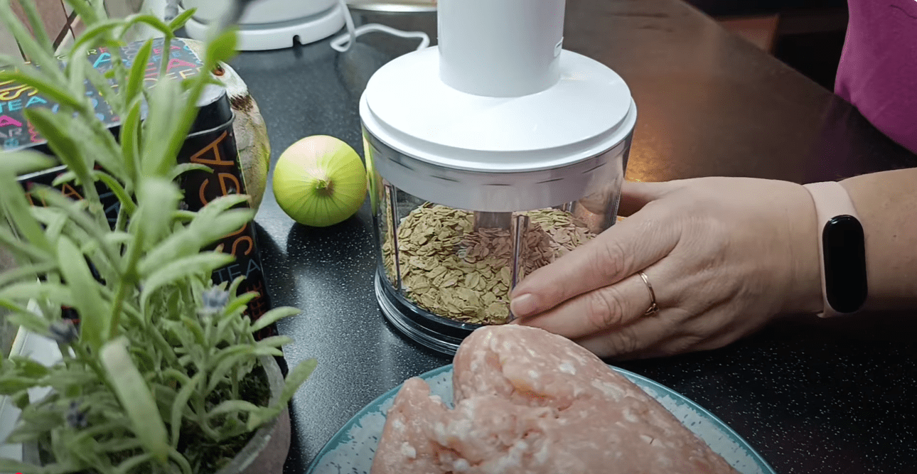 Кулінарка розповіла, як покращити магазинний фарш: котлети в 10 разів соковитіше