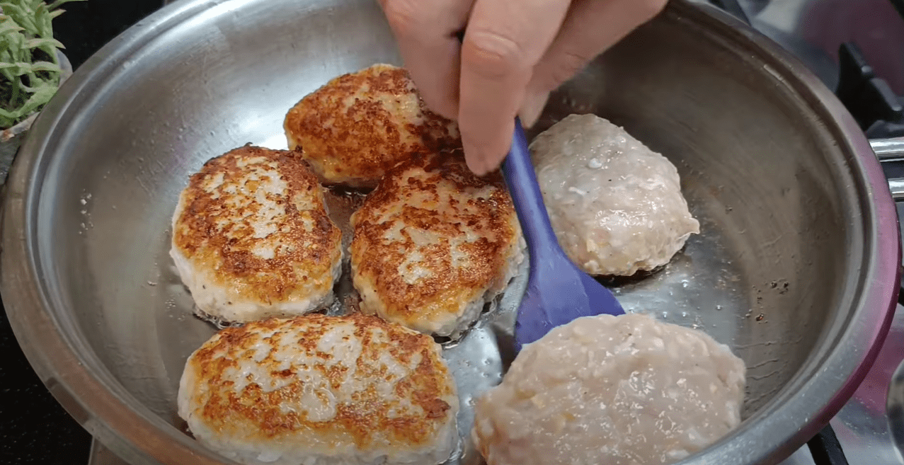 Кулінарка розповіла, як покращити магазинний фарш: котлети в 10 разів соковитіше