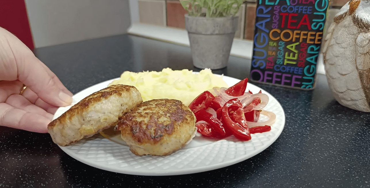 Кулінарка розповіла, як покращити магазинний фарш: котлети в 10 разів соковитіше