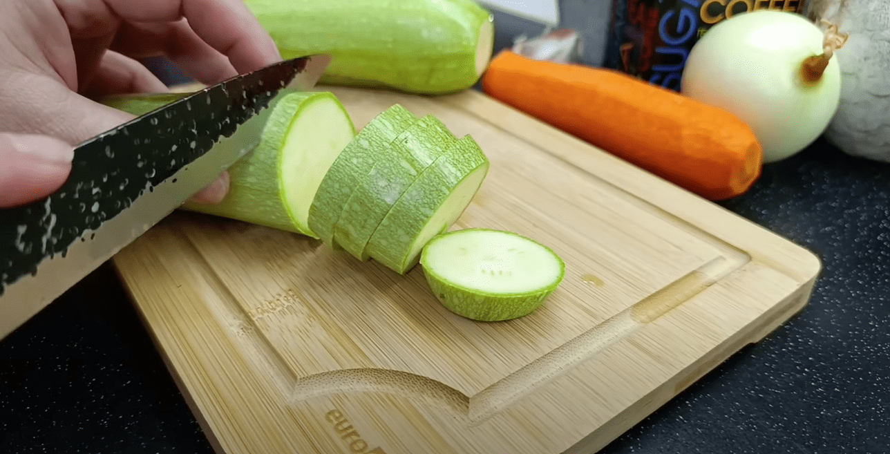 Кулінарка дала новий оригінальний рецепт кабачків в запашній підливі