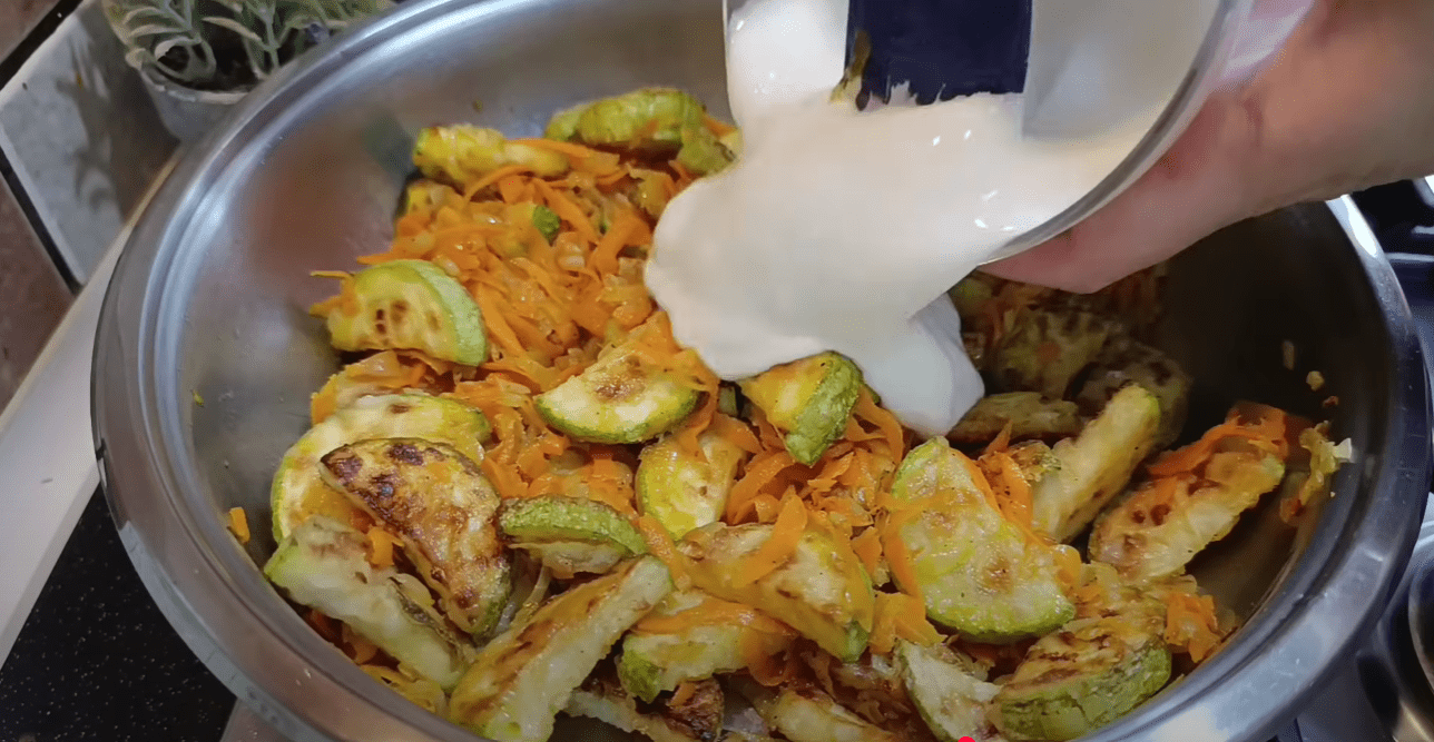 Кулінарка дала новий оригінальний рецепт кабачків в запашній підливі