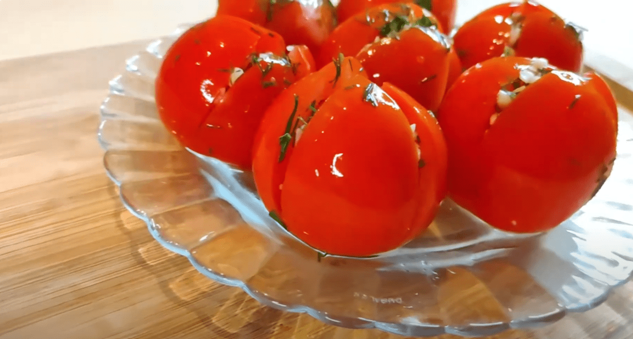 Кулінарка дала справжній рецепт заготівлі помідорів по-вірменськи