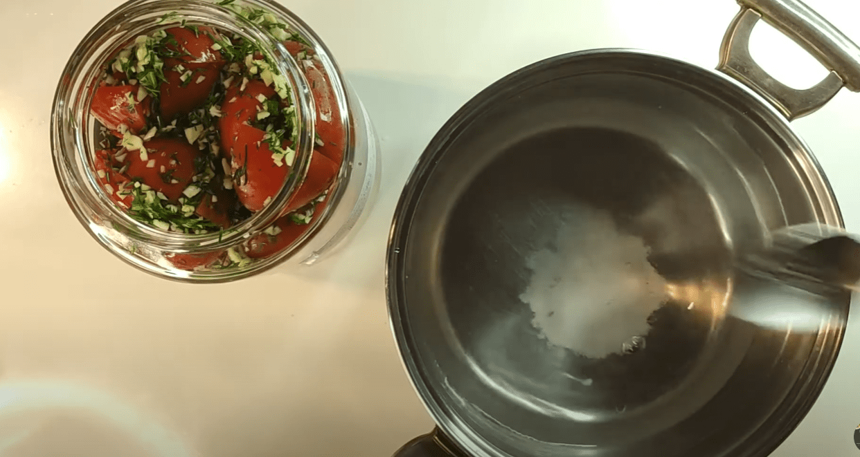 Кулінарка дала справжній рецепт заготівлі помідорів по-вірменськи