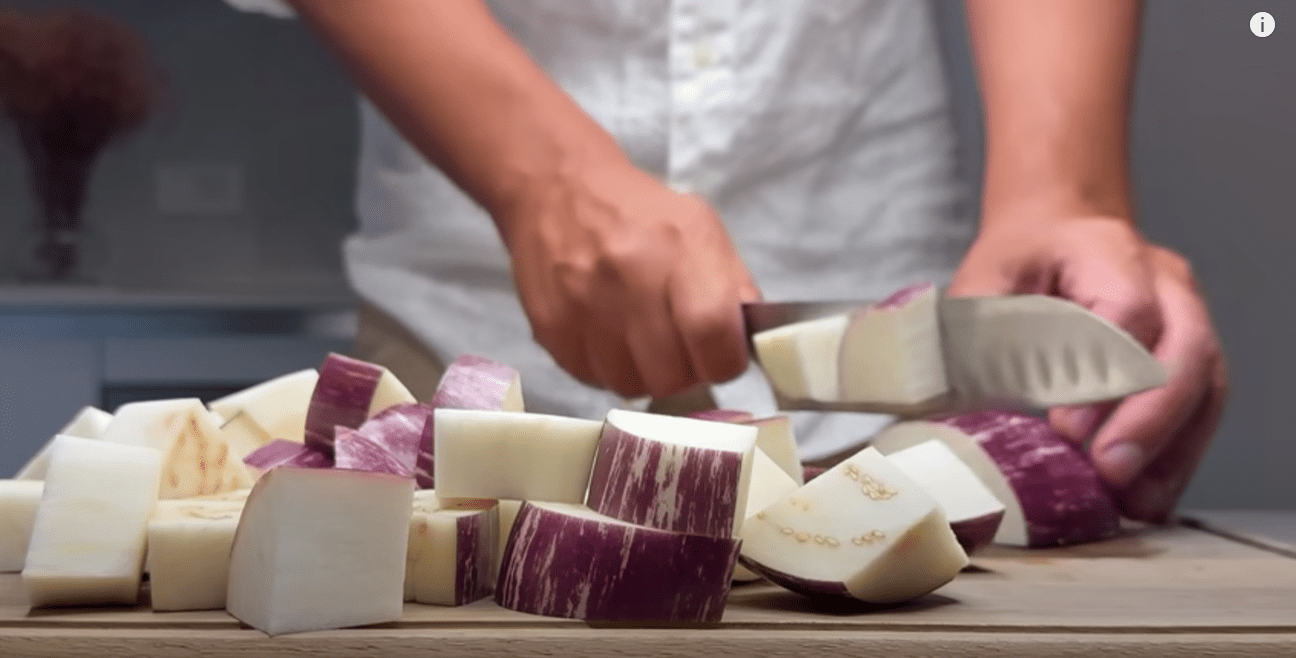 Кулінар дав рецепт салату з баклажанів, який приносить ресторанам мільйони