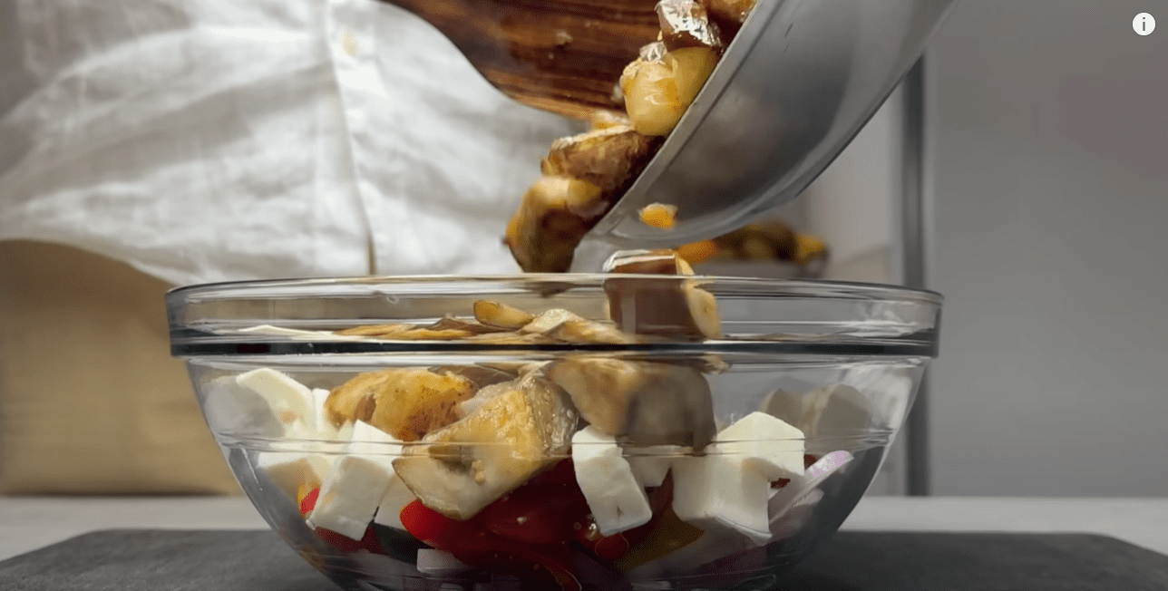 Кулінар дав рецепт салату з баклажанів, який приносить ресторанам мільйони