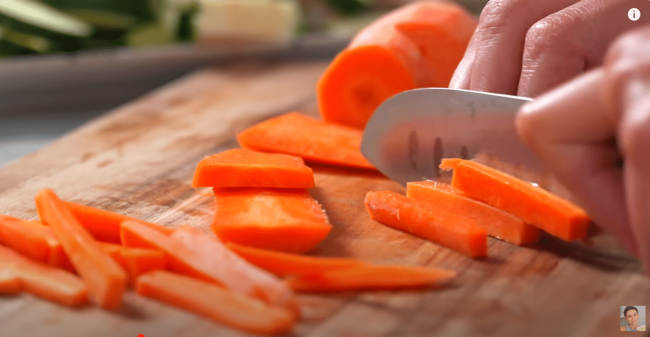 Кулінарка дала рецепт страви з баклажанів та фаршу з незвичайним соусом