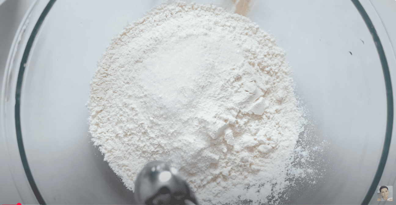 Кулінарка дала рецепт коржиків з тонкого тіста та сиру: борошно + вода