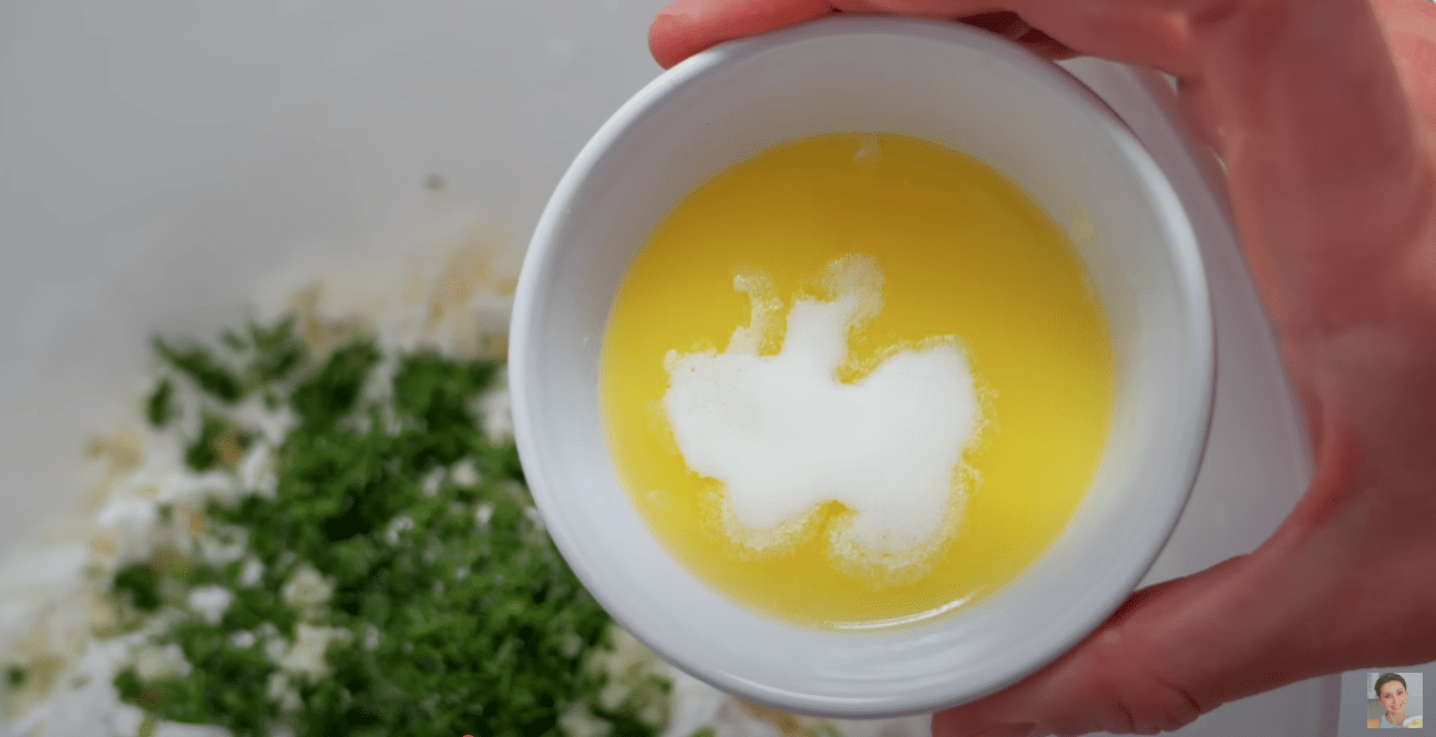 Кулінарка дала рецепт коржиків з тонкого тіста та сиру: борошно + вода