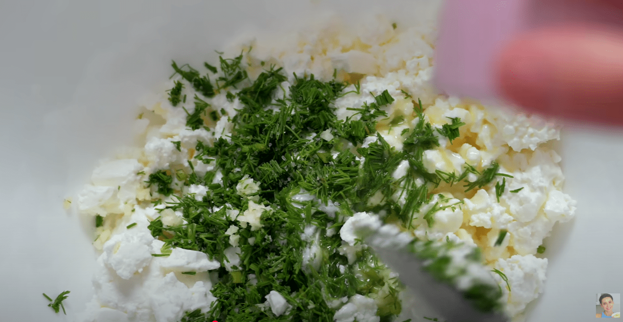 Кулінарка дала рецепт коржиків з тонкого тіста та сиру: борошно + вода