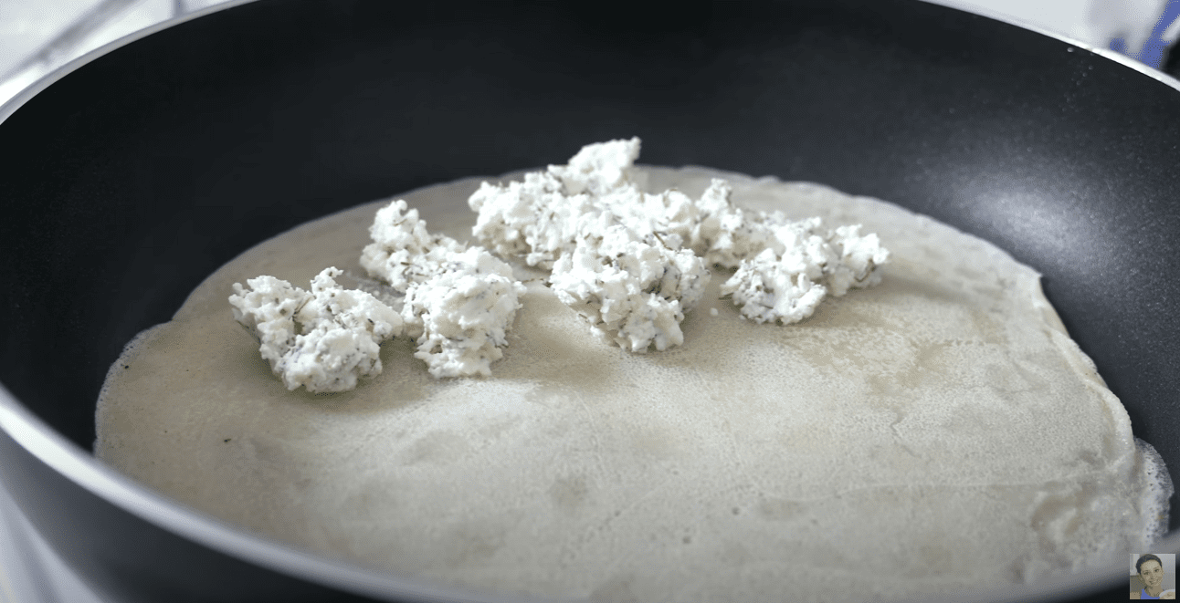 Кулінарка дала рецепт коржиків з тонкого тіста та сиру: борошно + вода