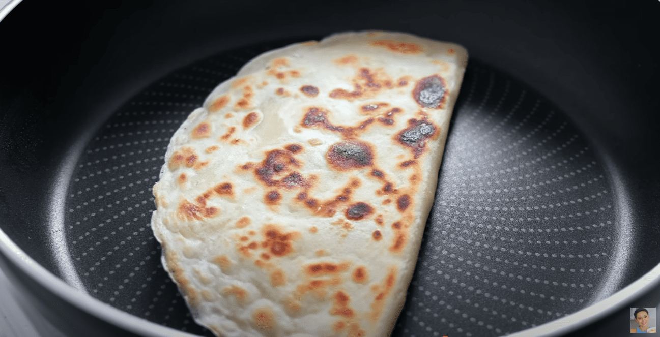 Кулінарка дала рецепт коржиків з тонкого тіста та сиру: борошно + вода