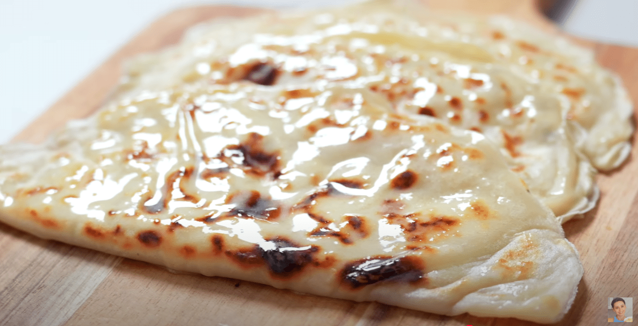 Кулінарка дала рецепт коржиків з тонкого тіста та сиру: борошно + вода