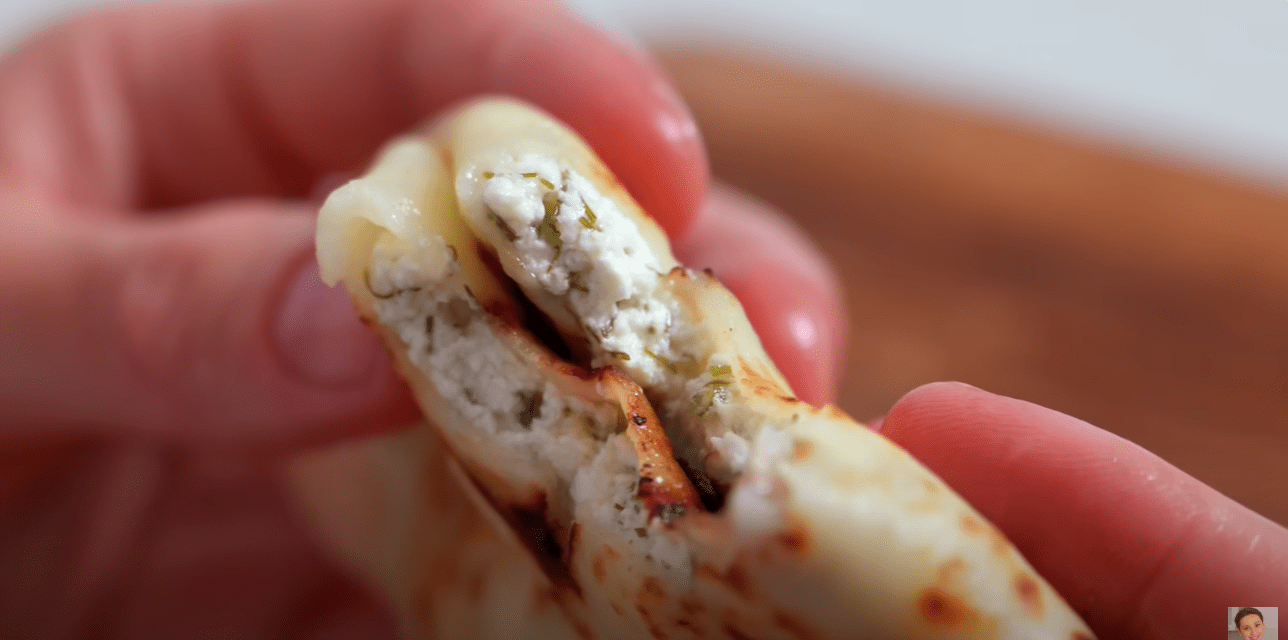 Кулінарка дала рецепт коржиків з тонкого тіста та сиру: борошно + вода