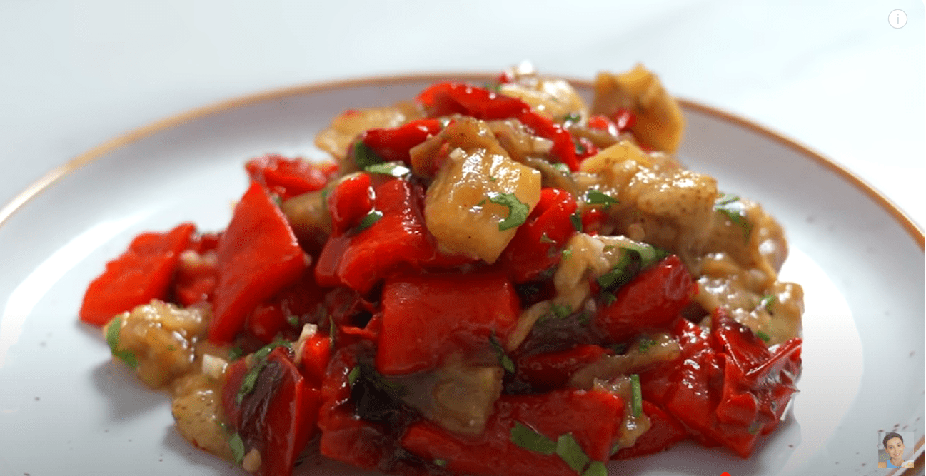 Кулінарка дала рецепт самого ходового салату з баклажанів та перців