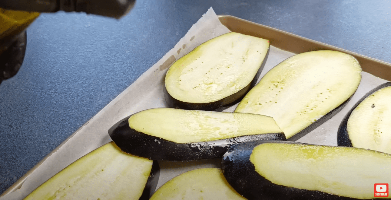 Кулінарка розповіла, як приготувати баклажані у духовці за новим рецептом